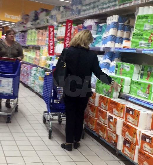 IMAGINI ÎN EXCLUSIVITATE! Prima Doamnă a României nu uită de nimeni: nici de soţ, dar nici de nepoţei şi nici de căţei! Ce a pus doamna Băsescu în căruciorul de cumpărături