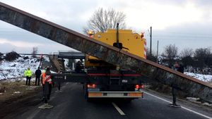 Dorel din Caracal a lovit un limitator de înălțime. Traficul auto și feroviar a fost blocat