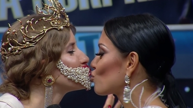 Decolteul ANDREEI MANTEA a cucerit-o până şi pe IULIA ALBU! "Se iroseşte bunăciune de..."