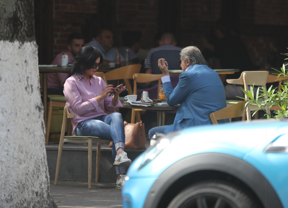 Ilie Năstase și Ioana Simion s-au relaxat la o cafenea de fițe din zona Dorobanți din Capitală