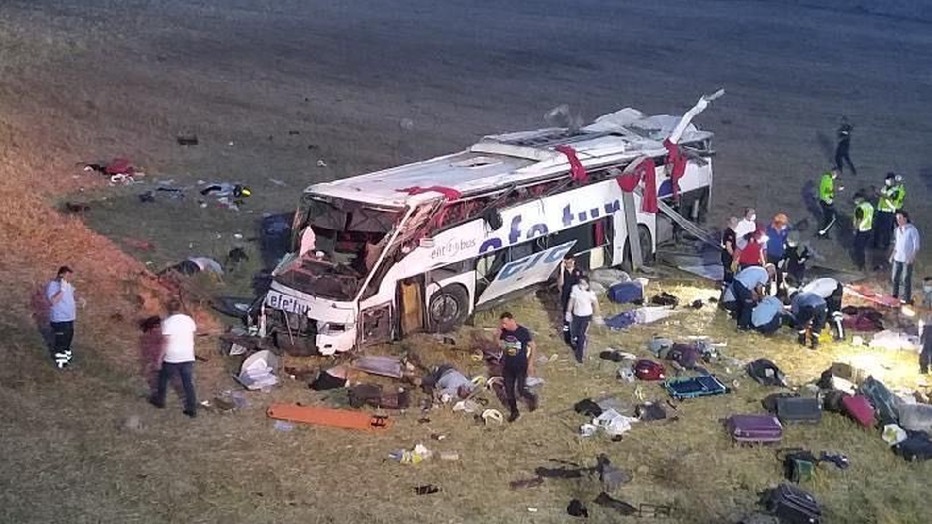 14 oameni au murit și 18 au fost răniți într-un cumplit accident rutier. Imaginile sunt terifiante!