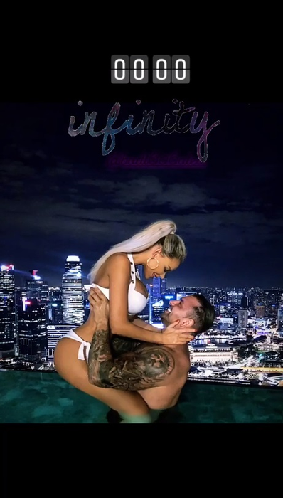 Bianca Drăgușanu, poză HOT în celebra piscină din Singapore. În ce poziție au fost surprinși blonda și iubitul ei