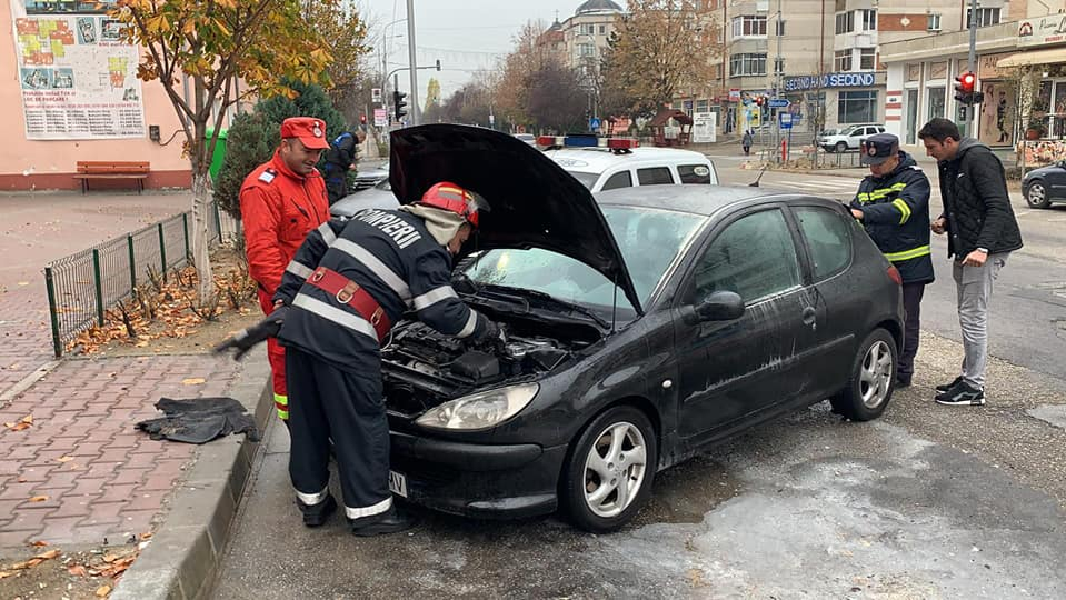 VIDEO. Lecție de omenie din partea unui pompier din Mioveni, aflat în timpul liber. A salvat o mașină care luase foc pe stradă