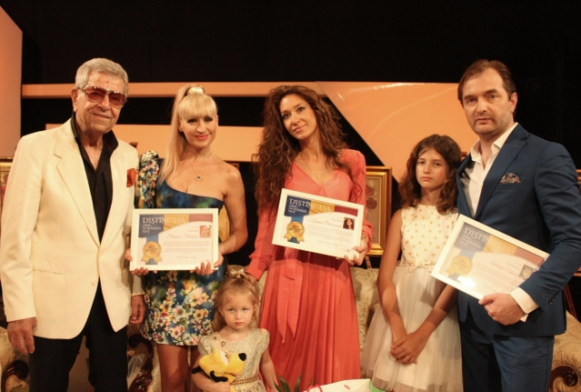 Maestrul Ion Dichiseanu, însoțit de familia sa artistică minunată. Îi este alături Simona Florescu, care slujeste muzica uşoară românească şi cântă cu pasiune despre dragoste.