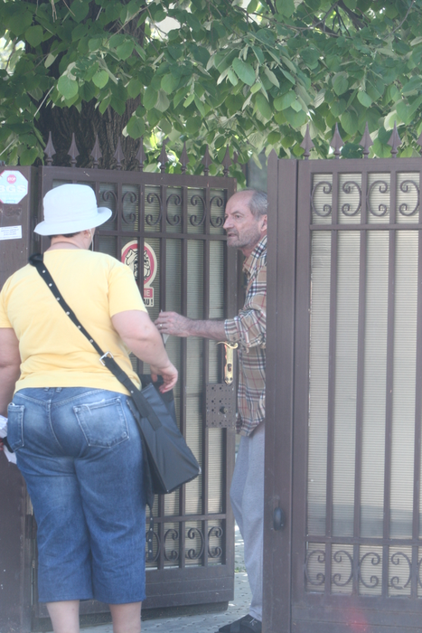 Toni Antohi discută cu poștărița