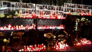 Marșul de comemorare a victimelor Colectiv. Peste 2000 de oameni merg spre Club în ritmuri de chitară