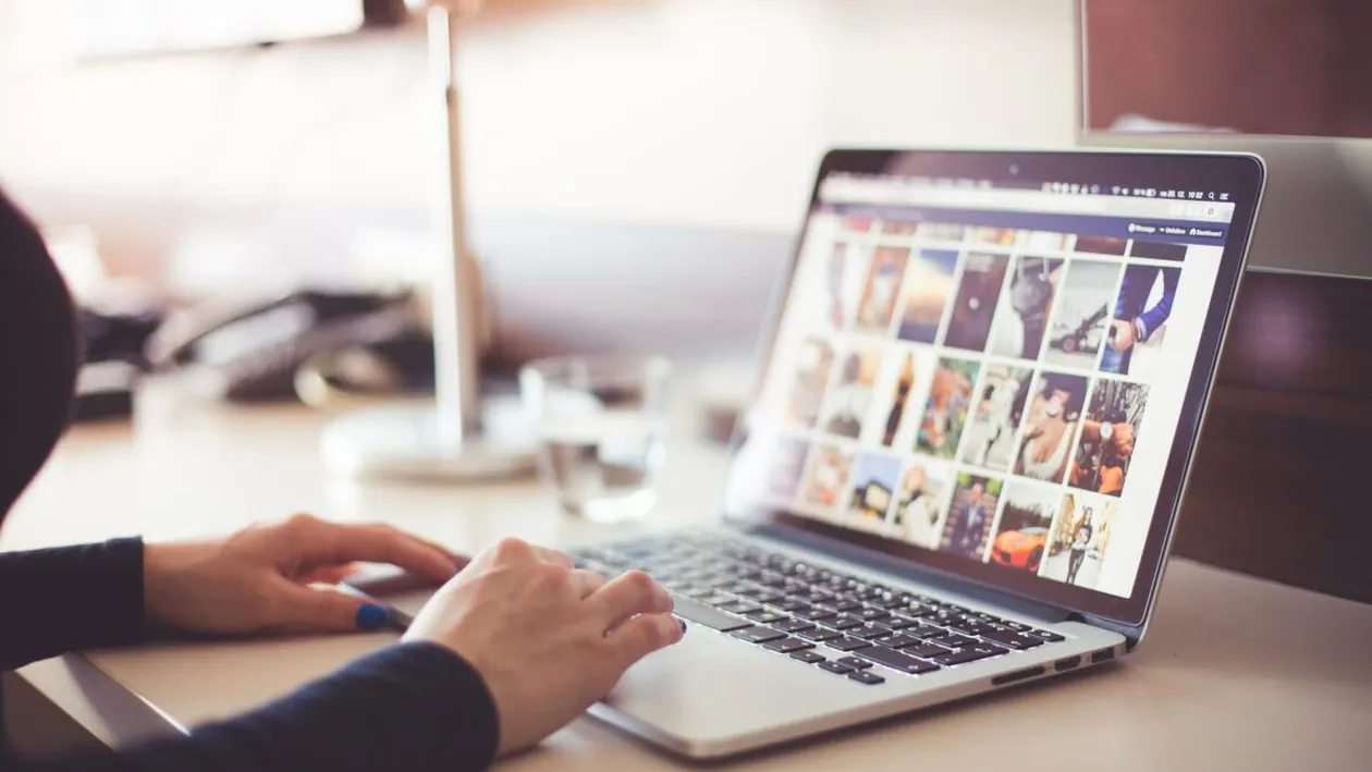 Incredibil! Și-a comandat haine în valoare de 520 de lei, dar a rămas mască când i-a venit coletul