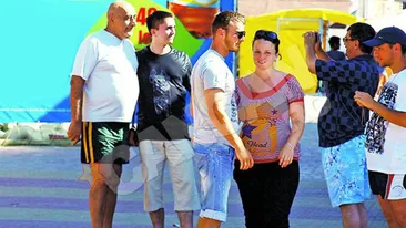 Viorel Lis se pozeaza cu turistii