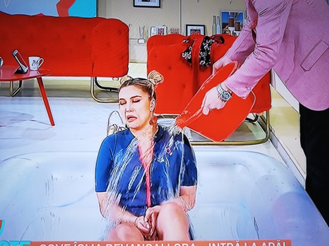 Lora a promis că se dezbracă în costum de baie, a făcut-o, dar l-a păcălit, totuși, pe Cove