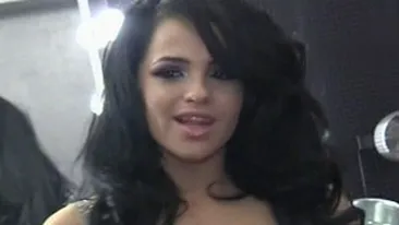 VIDEO Diana Guresoaie se saruta cu o prietena in masina