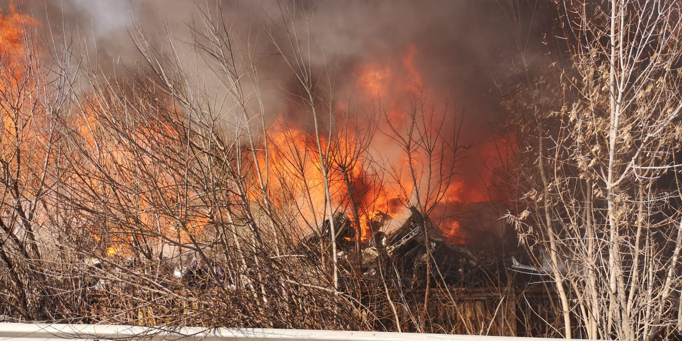 Incendiu puternic la un depozit de mașini din Voluntari! Autoritățile intervin de urgență