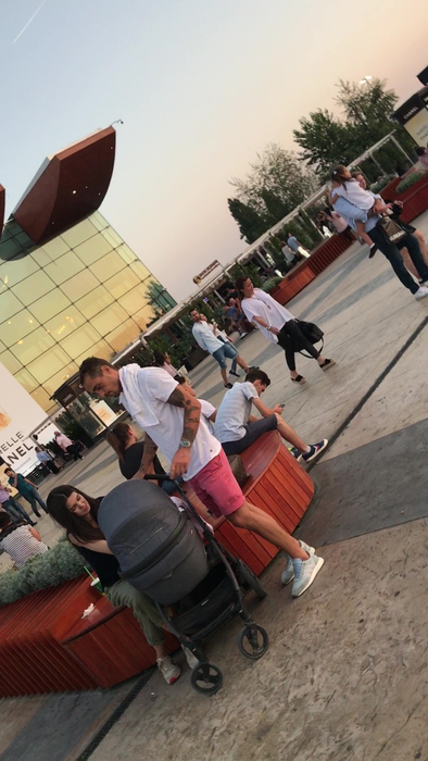 Vladimir, Alice şi fetiţa lor, la mall