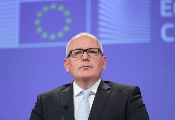 Frans Timmermans, prim-vicepreședintele Comisiei Europene, a afirmat că România este ținută pe loc de faptul că nu există suficienți oameni cinstiți și competenți care să o administreze