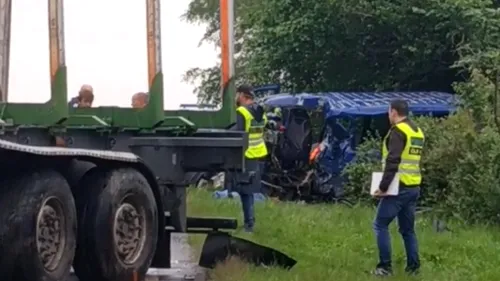 Accident teribil în Cehia! Un microbuz plin cu români a fost distrus de un camion. Două persoane au murit, iar alte șase au fost rănite