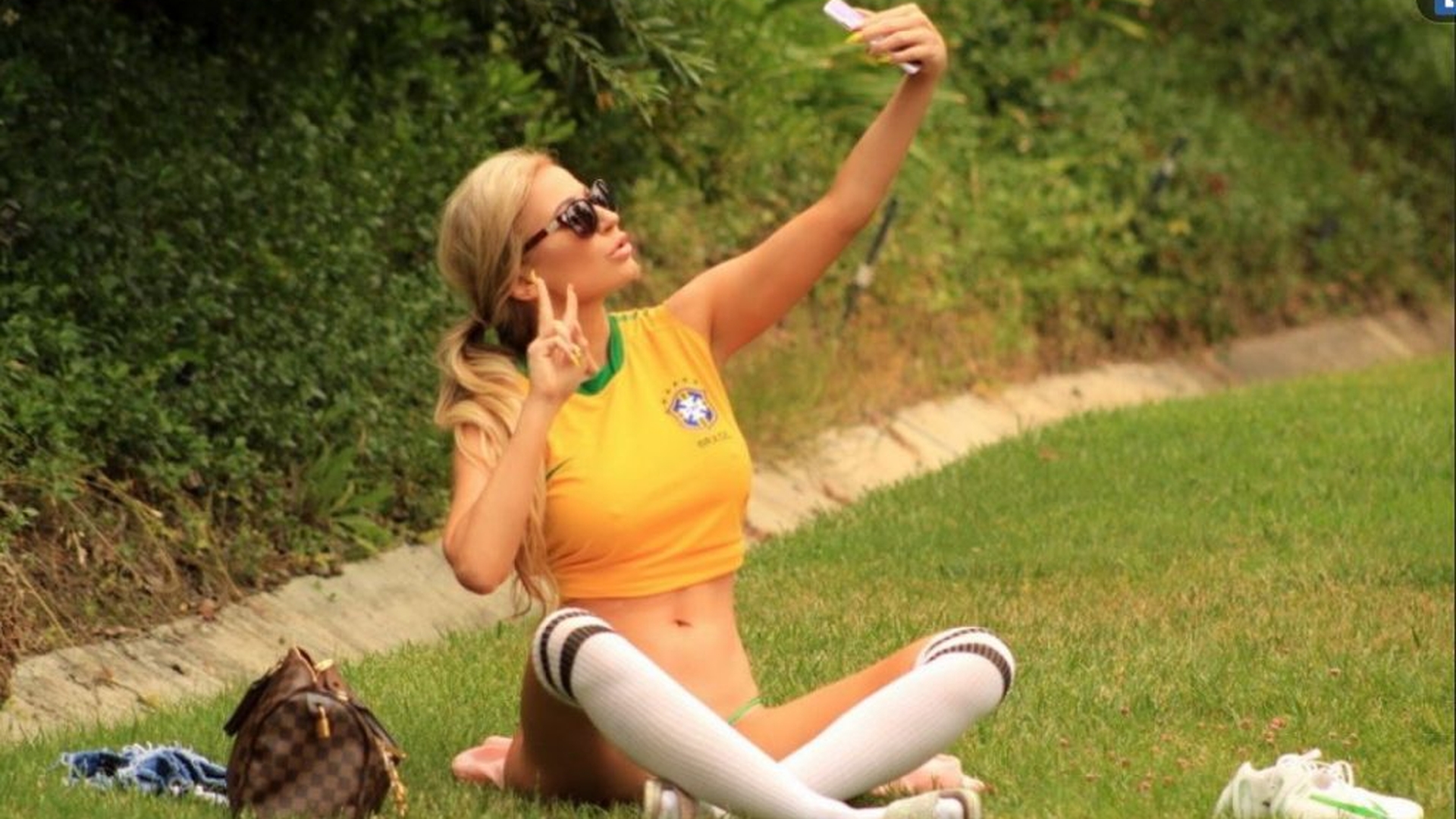 FOTO INCENDIAR. O vedetă Playboy, alături de fotbaliștii naționalei Braziliei! A ieșit în parc și…