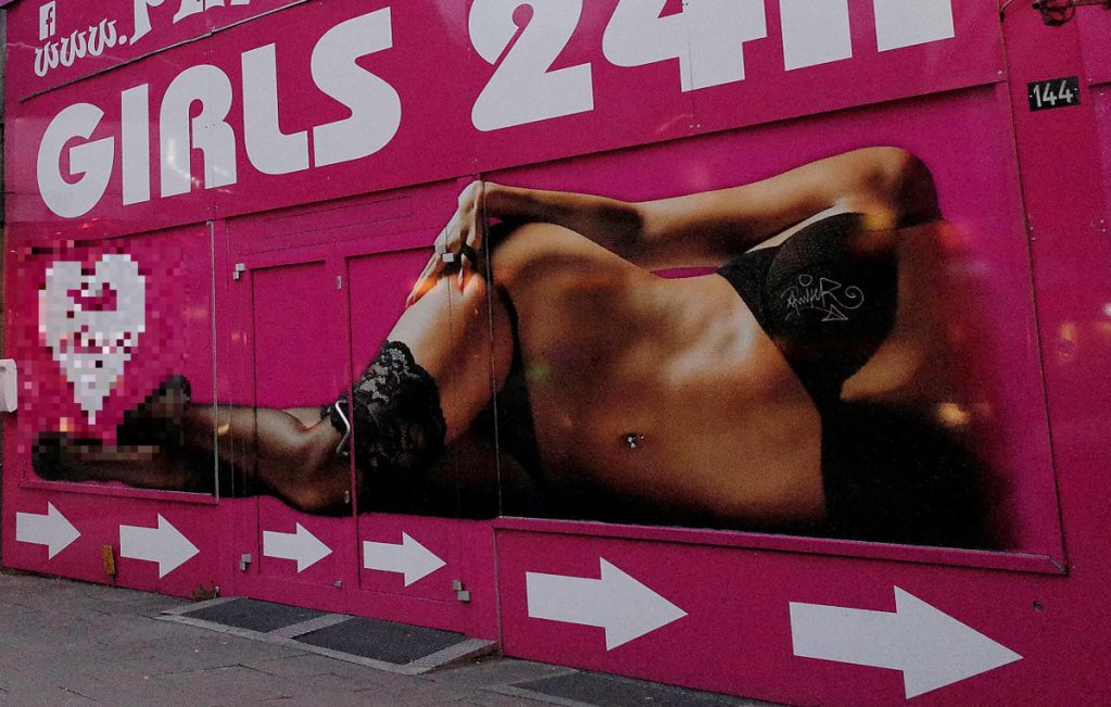 Mărturisiri șocante din bordelurile britanice în care lucrează românce. Ce li se cere prostituatelor să facă