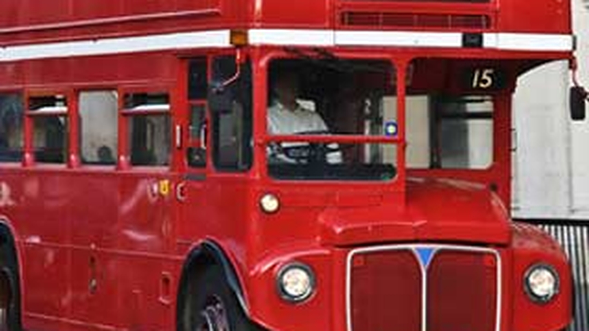 INCREDIBIL! Un sofer de autobuz a oprit un autobuz cu pasageri in plin trafic, pentru a se ruga