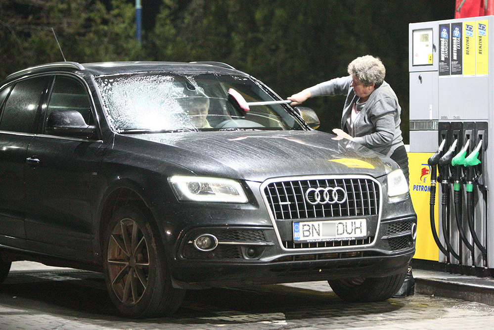 Secretara lui Pomohaci şterge parbrizul maşinii Audi a fostului preot
