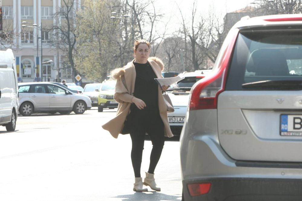 Oana Roman, îmbrăcată elegant