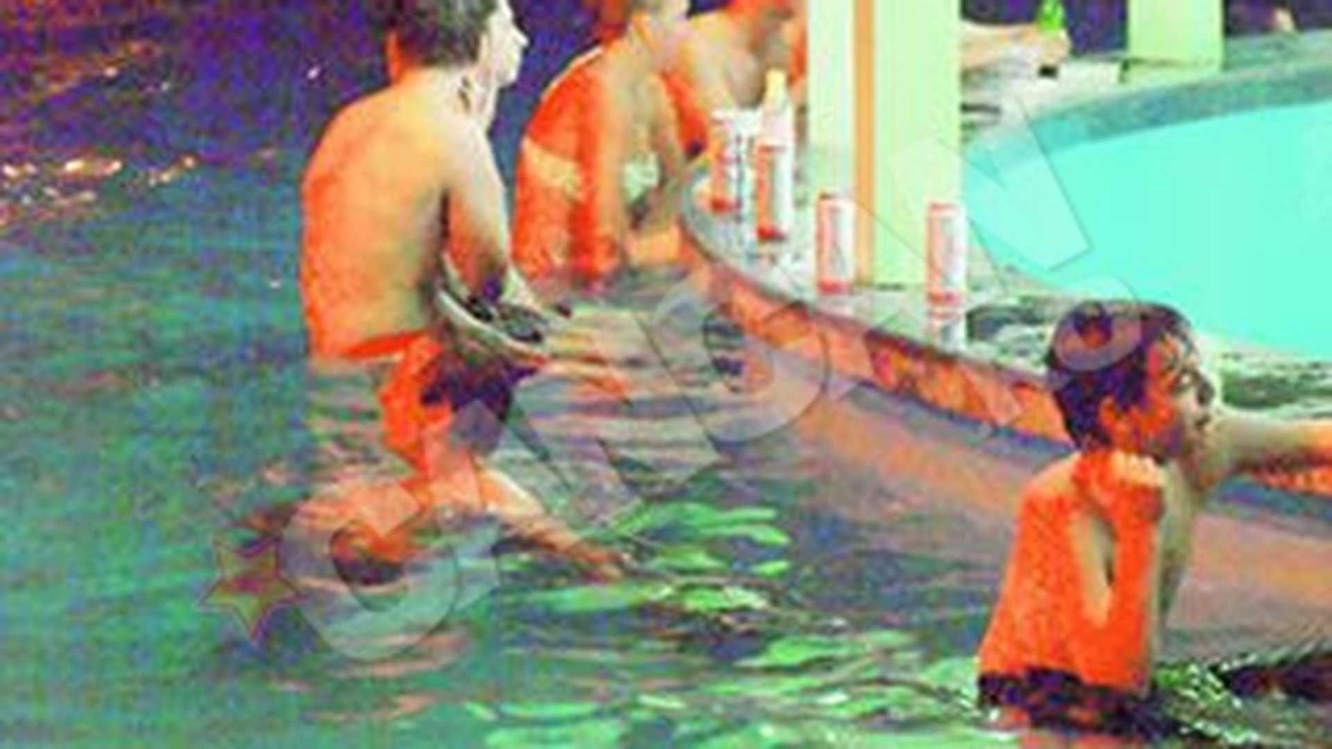 Distractie de noapte in parcul acvatic din Mamaia! Scene fierbinti si bere la o baie in nocturna