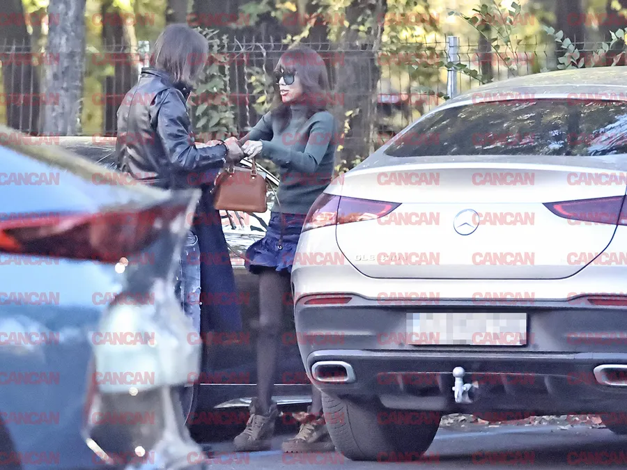 Antrenorul o ajută pe Denise Rifai să se îmbrace