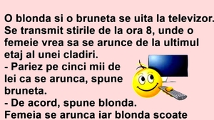 BANC | O blondă și o brunetă se uită la televizor