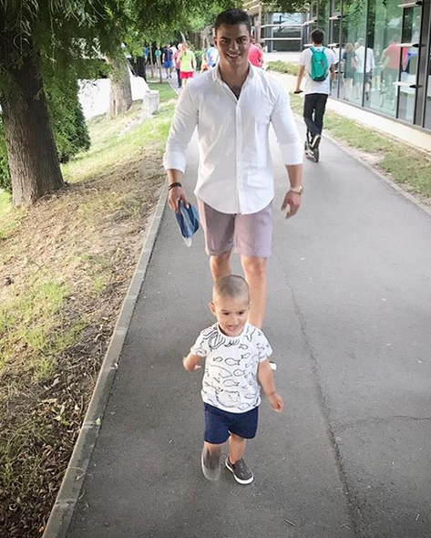 Ţi-l mai aminteşti pe Iulian Demeter, bărbatul care a divorţat-o pe Sylvia de Andrei de la Alb Negru? Căsnicia l-a transformat total. S-a rotunjit bine
