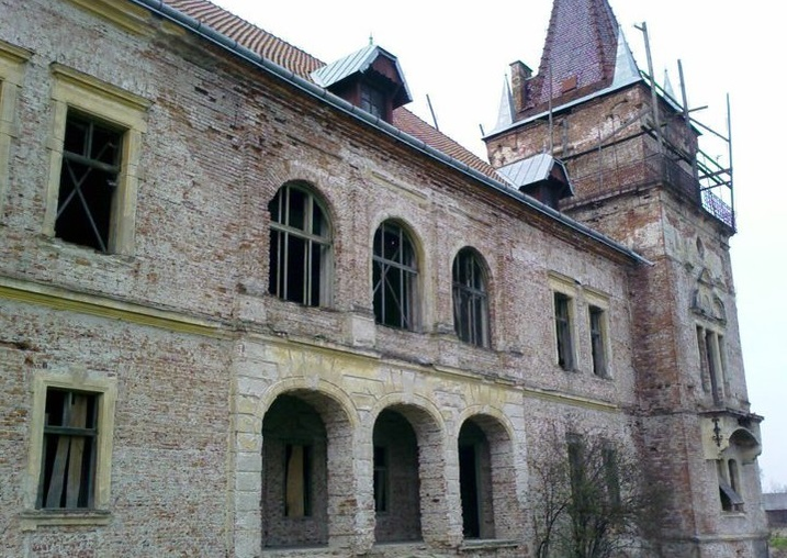 Castelul de la Pribilești se transformă pe zi ce trece într-o ruină