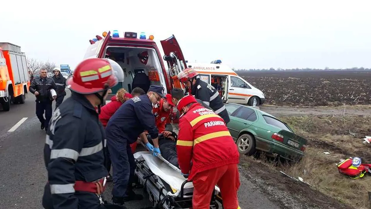 Sibiu: Maşină proiectată în gardul unei case, în urma unui accident. 4 persoane rănite