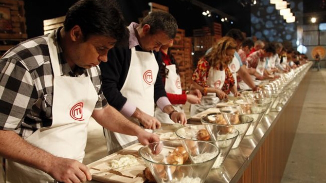 Proba de foc pentru concurentii MasterChef! Vor fi nevoiti sa gateasca pentru 180 de persoane, printre care Laura Cosoi, Smiley, Andra, Mihai Petre si multi altii!