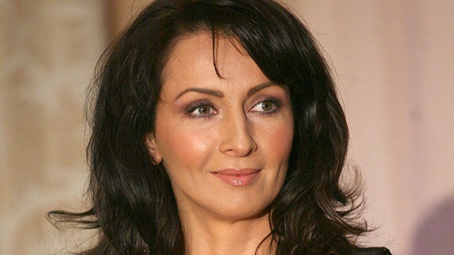 Mihaela Radulescu, urcata pe masa si cu trupul la vedere! Tinuta asta i-a pus in valoare fundul si picioarele lungi
