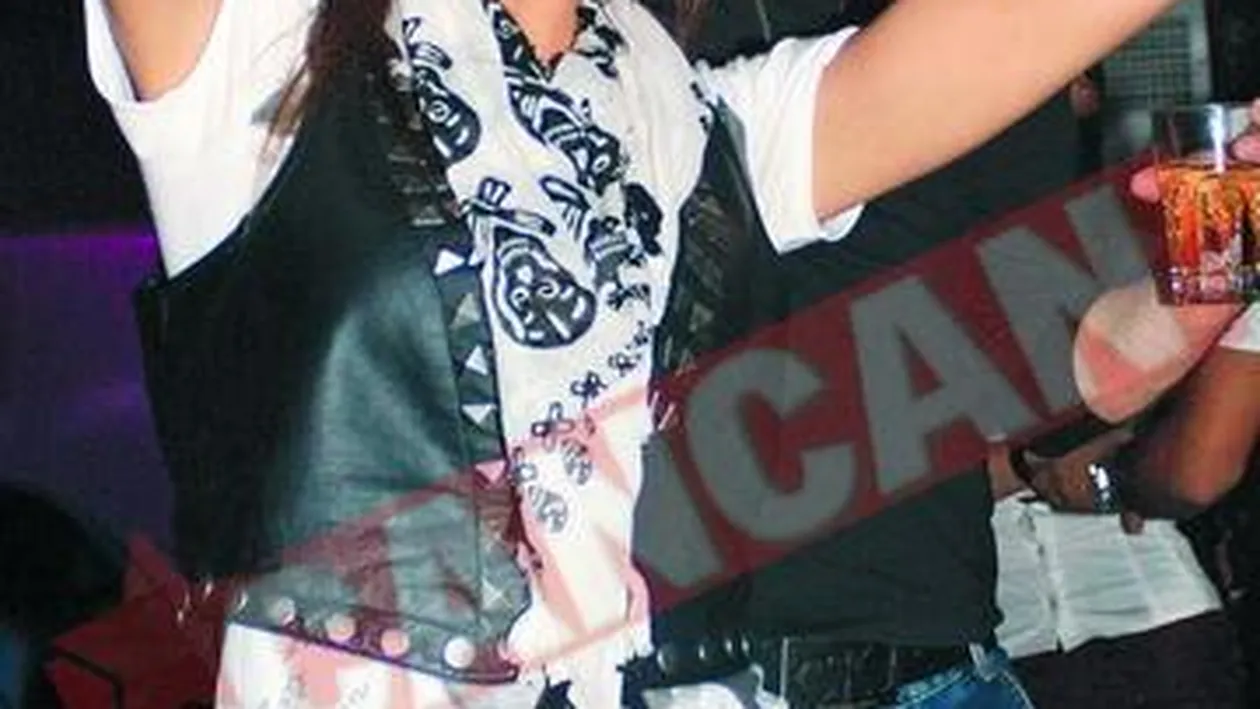 Roxana Ilie s-a facut pulbere in discoteca