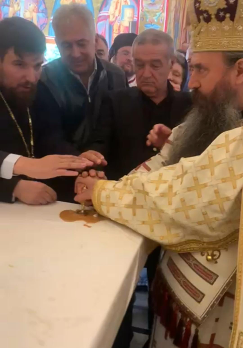 Gigi Becali a adus în România moaște de la muntele Athos!