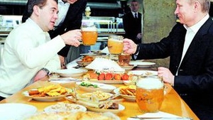 Cum au sarbatorit "greii" rusi 1 Mai! Hai noroc, tovarase!