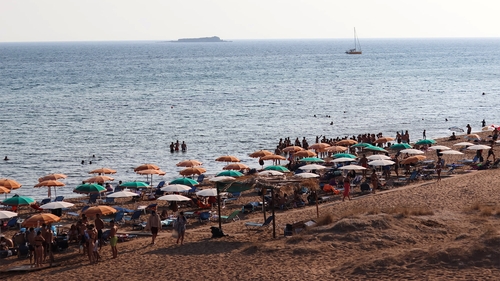 Stațiunea din Grecia unde un șezlong costă 40 de euro (200 lei) pe zi. Reacția unei turiste din România