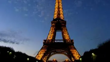 Un barbat s-a sinucis aruncandu-se in gol de pe Turnul Eiffel!