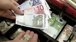 Caz fără precedent! Toţi angajaţii unei bănci sunt acuzaţi că au furat banii clienţilor! Hoţii au fost reclamaţi la DIICOT