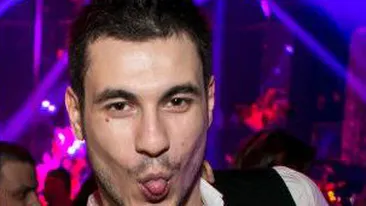 Schimba femeile ca pe sosete! Piti jr. atrage domnisoarele in club ca un magnet. Vezi aici cum a combinat o blonda