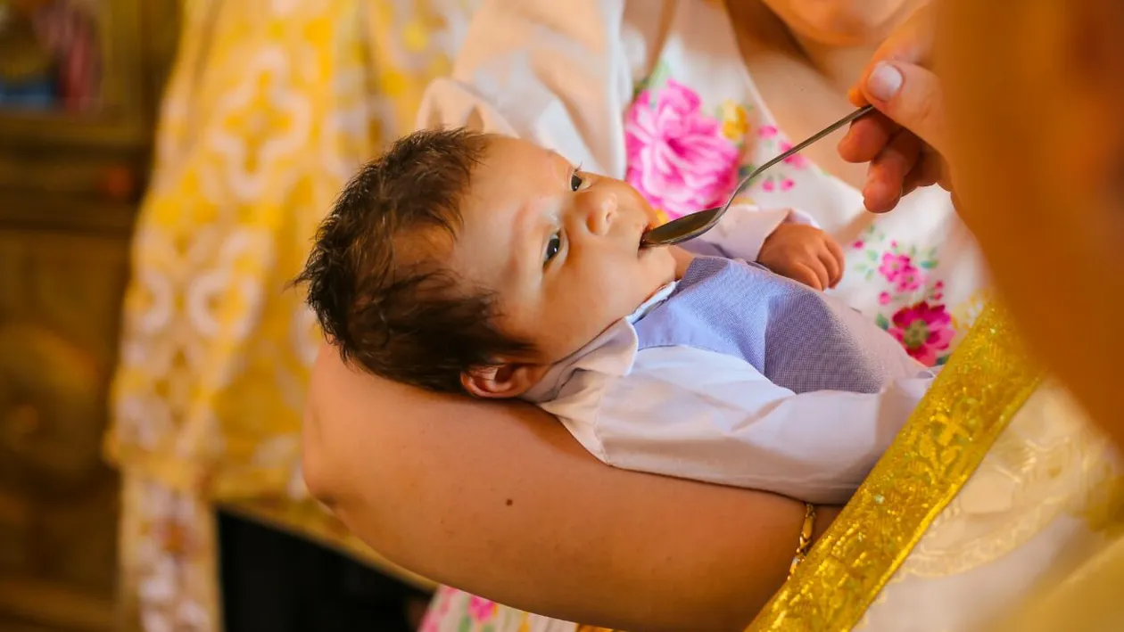 Ce trebuie să cumpere naşa la botez, în 2022? Este obligatoriu să facă asta