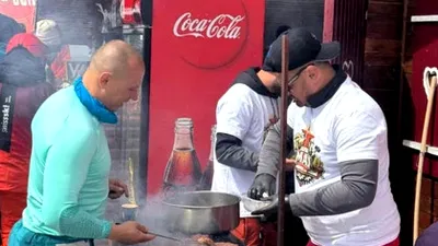 1 Mai pe schiuri la Sinaia. Pârtiile din golul alpin sunt arhipline. Nu lipsesc nici micii. Cât costă o porție în vârf de munte