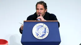 Brett Ratner, regizorul documentarului despre Melania Trump, neagă că ar fi avut legături cu Jeffrey Epstein. Ce arată, însă, imaginile publicate recent