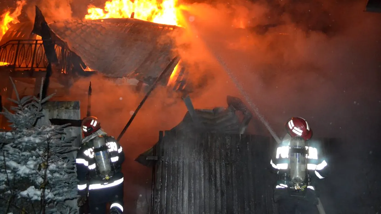 Incendiu puternic în Ploiești: ard două case și un garaj în care sunt două mașini