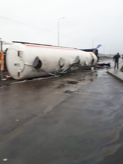 Șoferul unei cisterne pline cu motorină s-a răsturnat în Prahova și a distrus 2 TIR-uri parcate