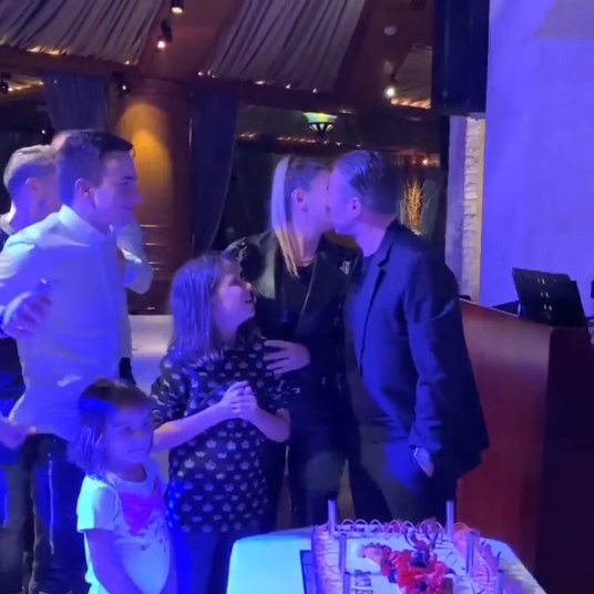 Anamaria Prodan s-a dat în spectacol pe manele într-un restaurant de lux din Dubai. A fost filmată în timp ce se săruta pasional cu soțul ei, Laurențiu Reghecampf