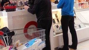 Si-a “tunat” telefonul! Gabi Balint a asteptat la coada pana i s-a facut rau pentru o husa de mobil!