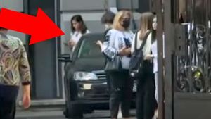 A confundat școala cu discoteca! Cum a venit îmbrăcată o liceeanca azi, în prima zi de școală, la Colegiul Sf. Sava din București