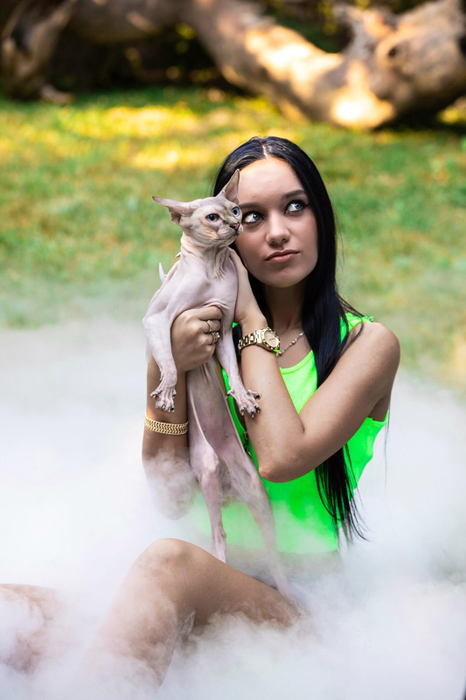 Loulou, iubita lui Lazarus,  și  buna ei prietenă, Melisa, au lansat un nou videoclip