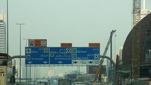 Cum reușesc turiștii să scape din Dubai. Drumul de 4 ore și jumătate cu maşina care le deschide accesul spre Europa