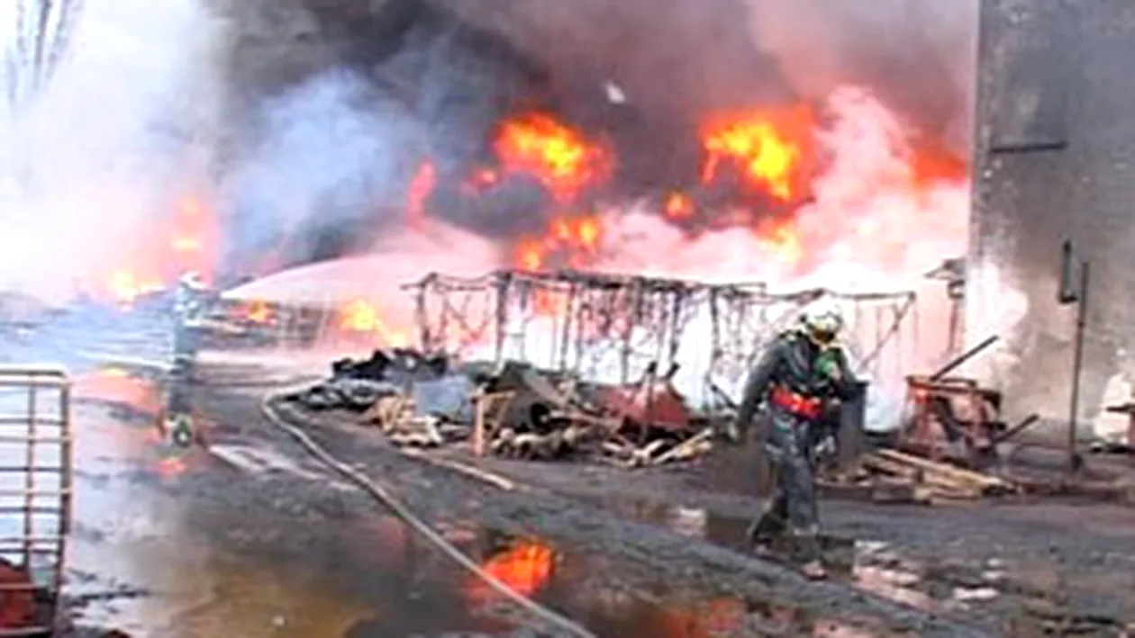 Un incendiu de amploare a izbucnit la o fabrica din Bucuresti!