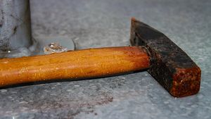 O gravidă a fost bătută cu ciocanul de către iubit! Ororile la care bărbatul a supus-o ore bune. Poliția nu a făcut nimic!